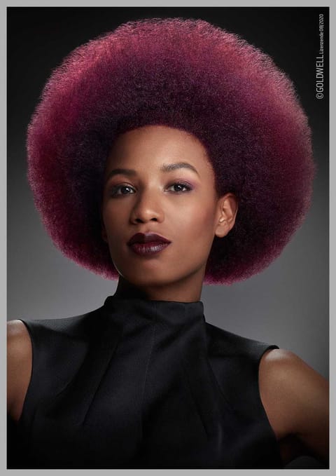 Look aus der Goldwell Pure Pigments Kollektion: langes Haar mit intensiver Farbtiefe